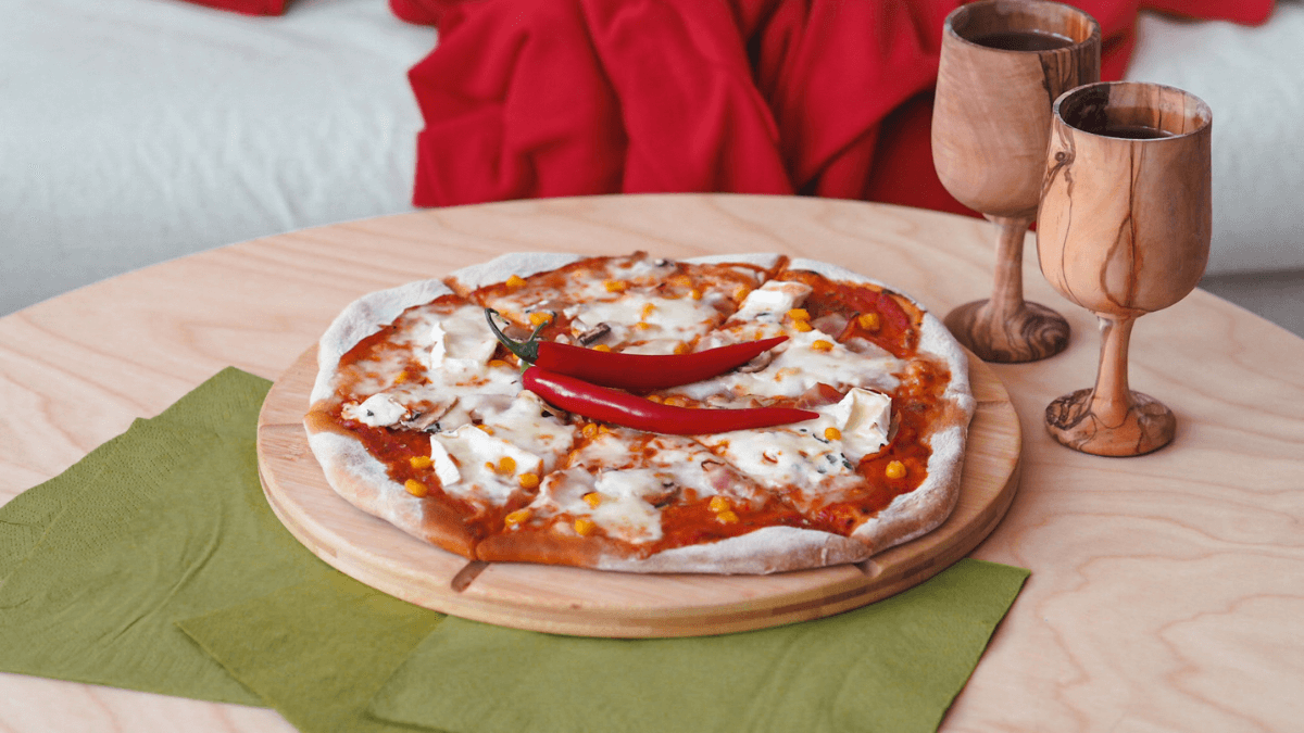 Domáca pizza servírovaná na drevenej doske