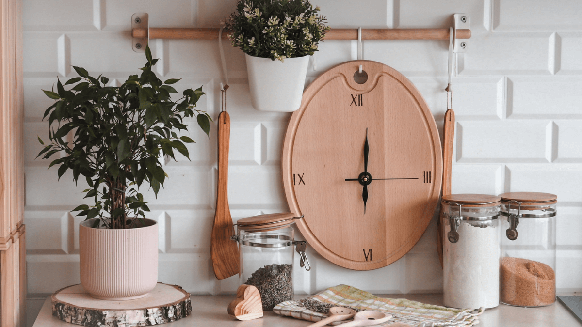 Premeňte kuchynskú doštičku na štýlové hodiny. Poradíme, ako na to!