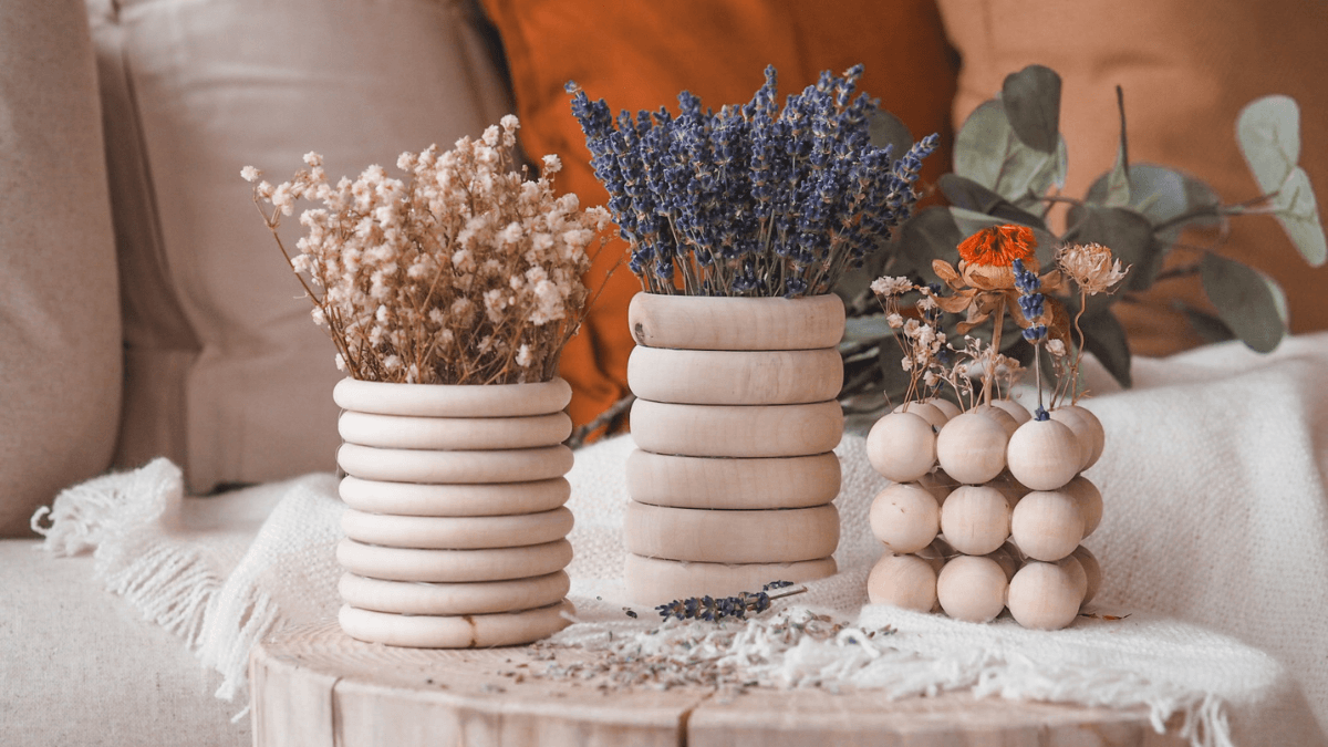 Drevená váza z náramkov a korálikov: DIY