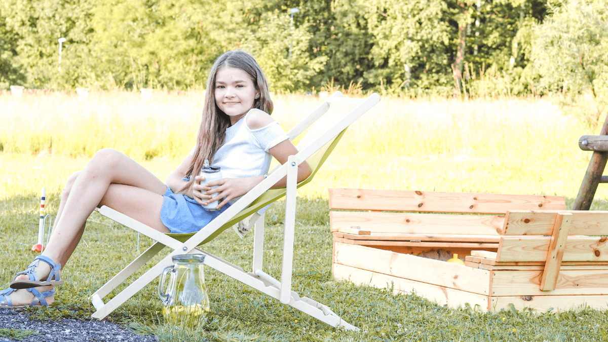 Nevyhnutnosť modernej a účelovej záhrady: drevené záhradné ležadlo