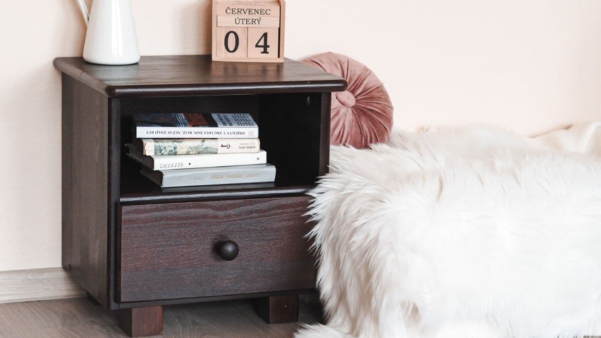 Dizajnový spoločník pre váš spánok: nočný stolík