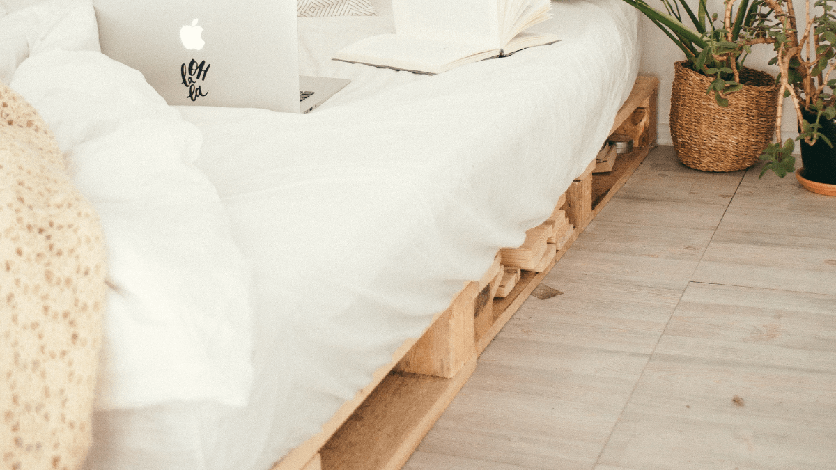 Ako vyrobiť drevenú posteľ z paliet