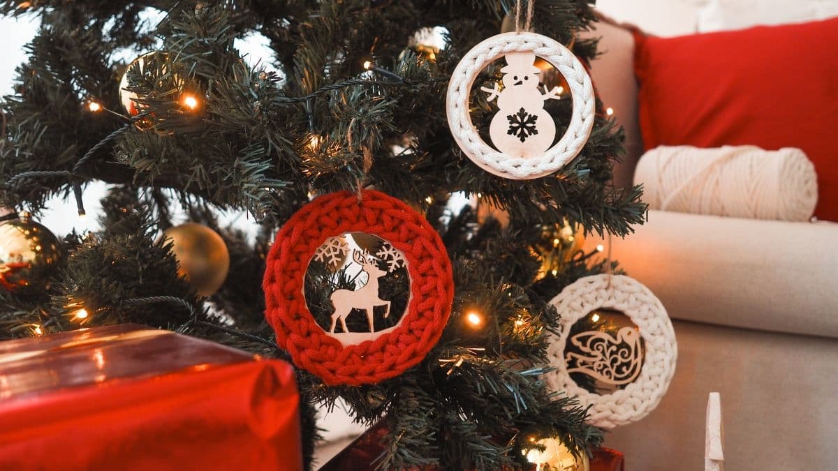 Vianočné háčkovanie: Ako vyrobiť ozdoby, ktoré skrášlia váš stromček