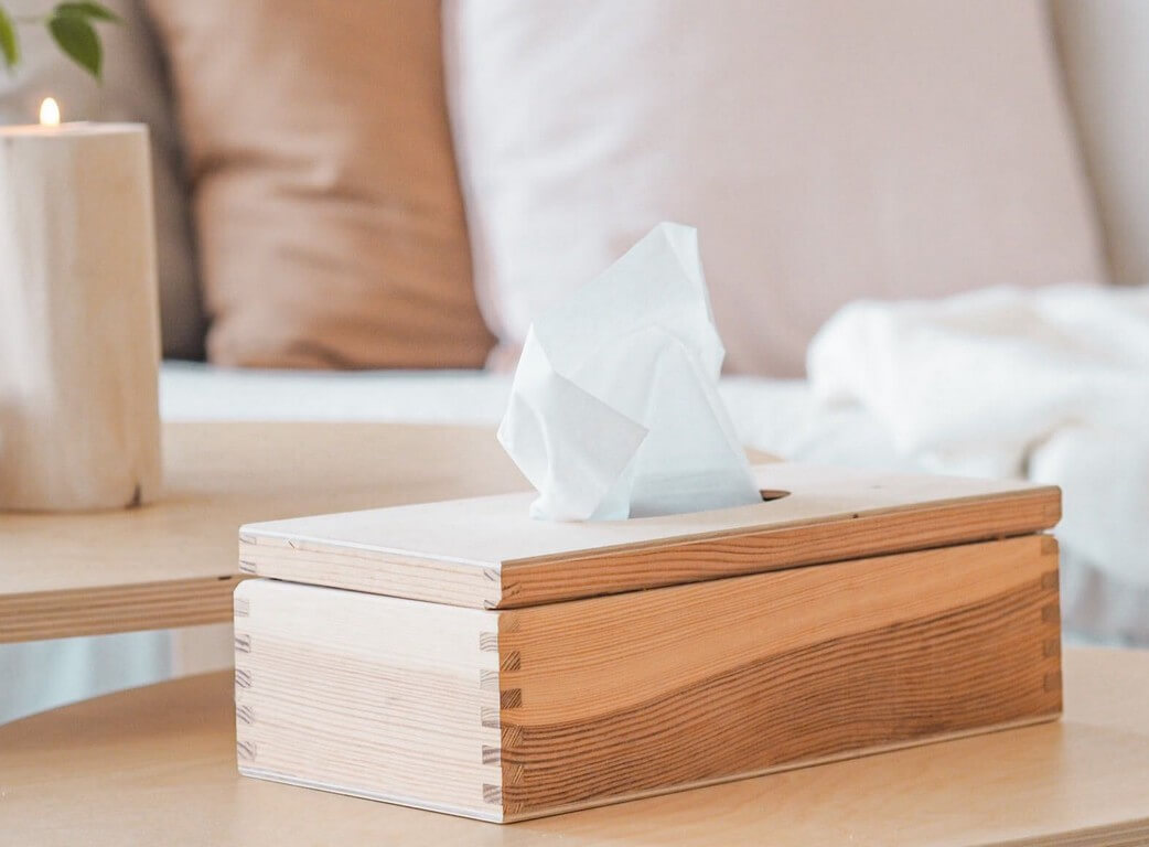 Praktická obývacia izba s prírodnými doplnkami