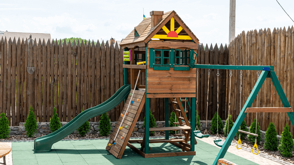 5 najlepších doplnkov k detskému záhradnému domčeku z dreva