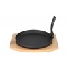 Liatinová panvica na drevenej krájacej doske GRADA - 22 cm
