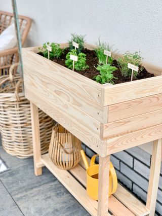 Vůně čerstvých bylinek na dosah ruky? 🪴 Pěstování bylinek v dřevěném truhlíku je nejen stylové, ale i praktické. Ať už na...