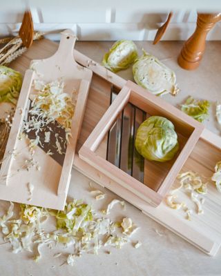 🥬🍂 Podzimní sklizeň volá! A s ní i tradiční krouhání zelí. Dřevěný krouhač je pevný, ekologický a snadno se používá. Při...