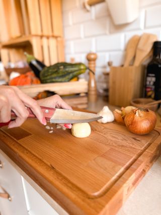👨‍🍳🥕 Mezinárodní den kuchařů Každý kuchař, ať už profesionál nebo domácí nadšenec ví, že bez pořádného prkénka, nože a...
