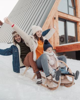 Vzpomínky na dětství, kdy jsme s červenými tvářemi táhli sáně do kopce a smáli se, i když nám mrzly ruce. ❤️ Dnes tyhle...