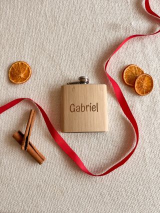 Originální bambusová placatka, klasika, která potěší, zahřeje a nikdy nezklame. Vejde se do kapsy 👖, je lehká, elegantní a...